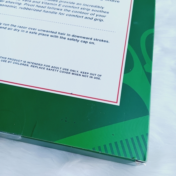 Triple Blade Disposable Razors 6 pc - Picture 2 of 6